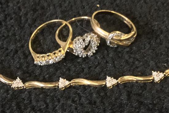 3 gem set rings and a bracelet